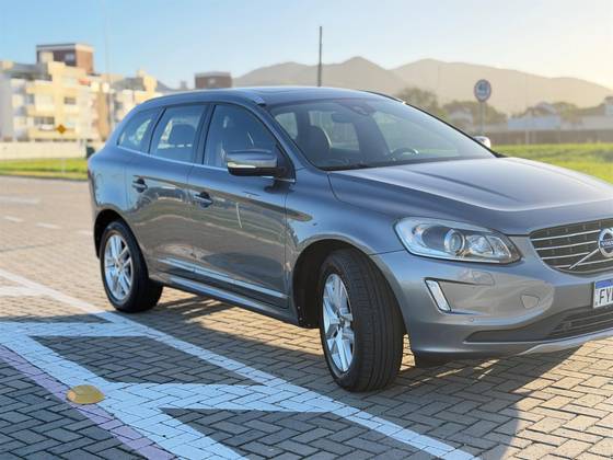 VOLVO XC60 2.4 D5 MOMENTUM DIESEL AWD 4P AUTOMÁTICO